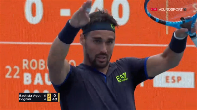 Quand Fognini "demande" le VAR à la manière d'un arbitre de football Quand Fognini "demande" le VAR à la manière d'un arbitre de football