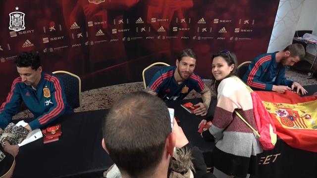 Encuentro de la selección española con aficionados horas antes del partido frente a Malta Encuentro de la selección española con aficionados horas antes del partido frente a Malta