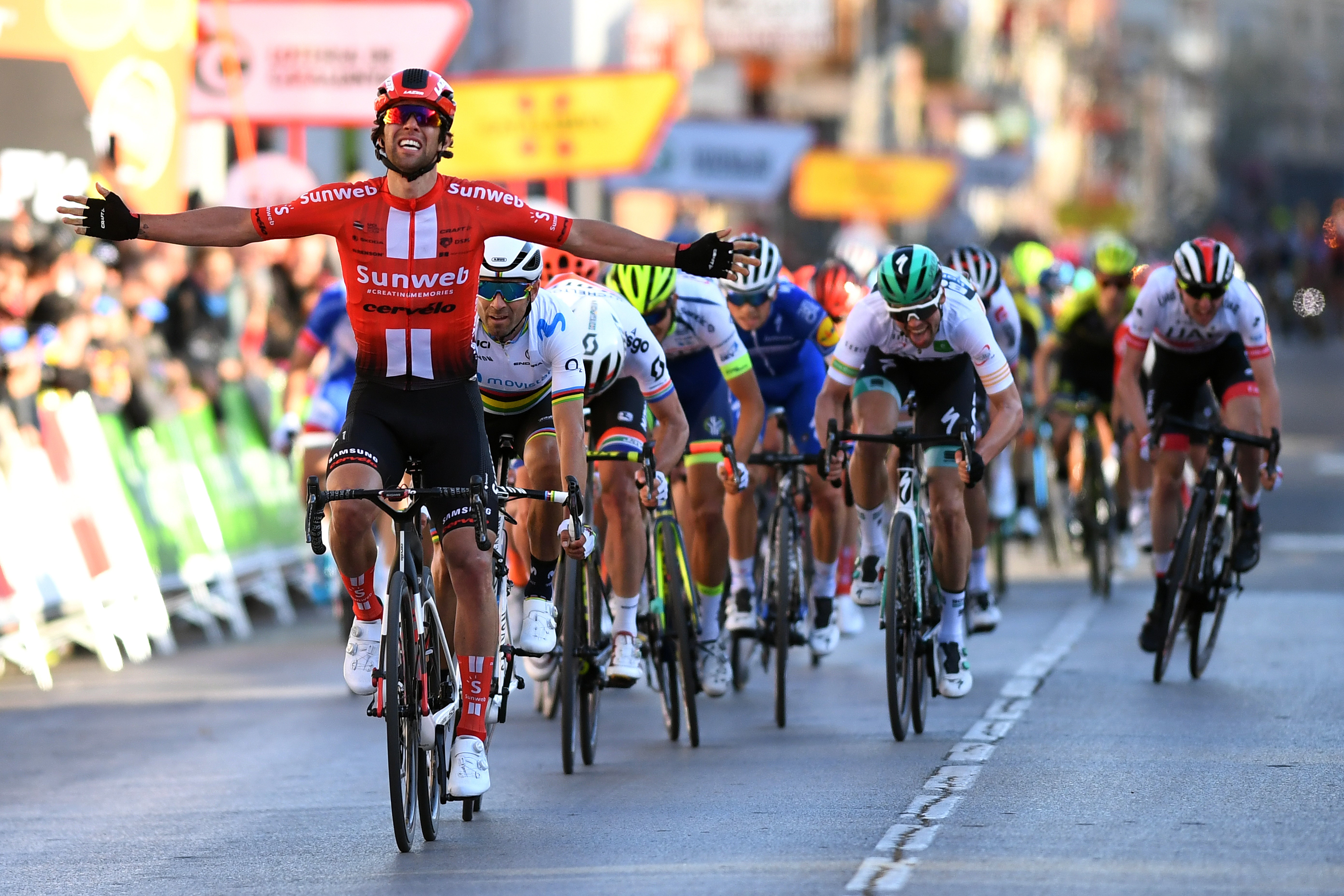 Michael Matthews célèbre sa victoire lors de la 2e étape du Tour de Catalogne