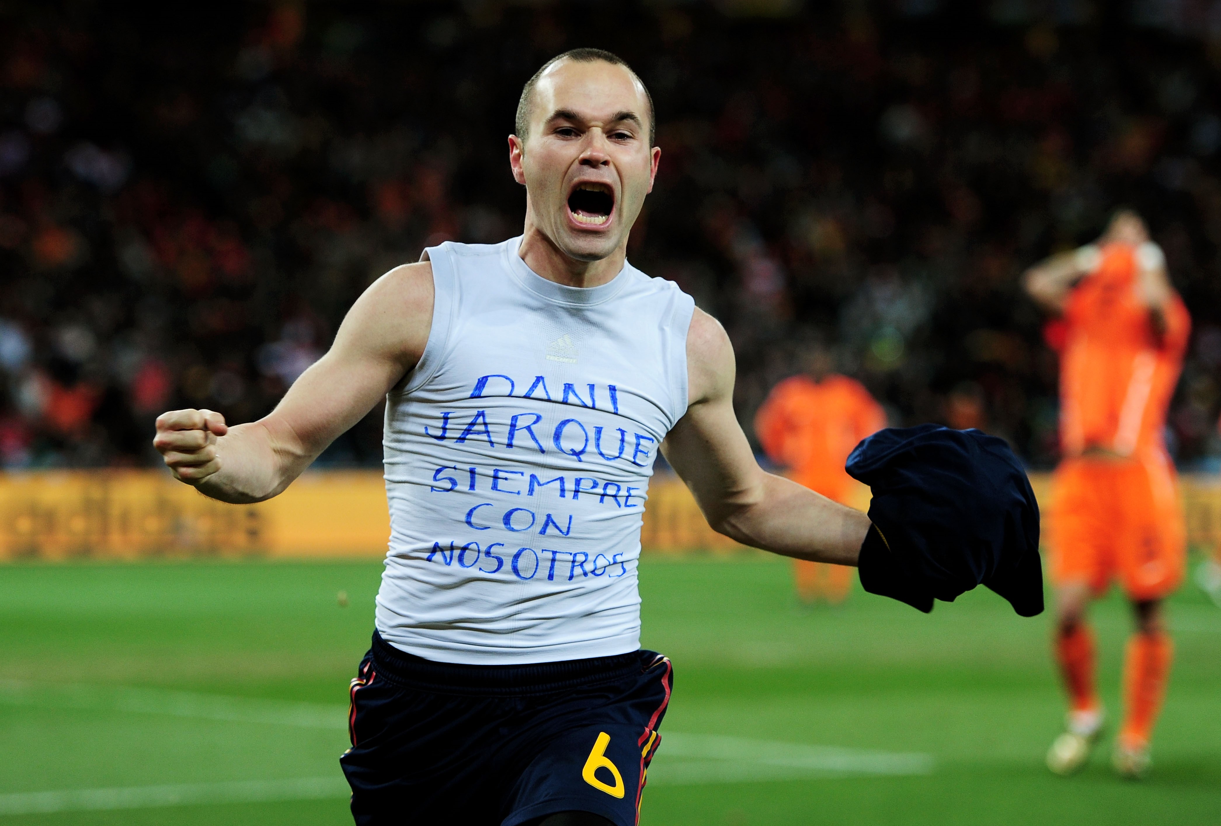 Andres Iniesta rend hommage à Dani Jarque après son but en finale de la Coupe du monde 2010