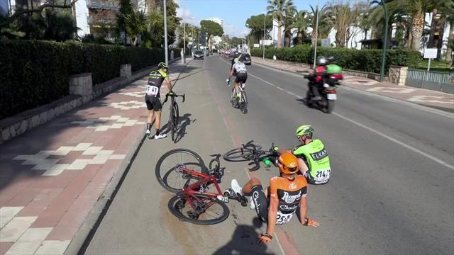 Simon Yates and Oscar Rodriguez crash Simon Yates and Oscar Rodriguez crash
