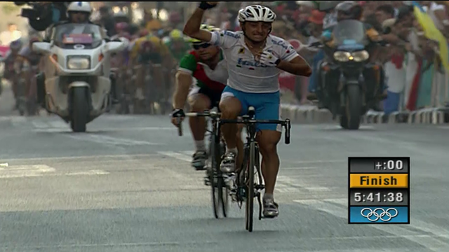 Paolo Bettini in trionfo ad Atene 2004: vince l'oro olimpico nella prova su strada Paolo Bettini in trionfo ad Atene 2004: vince l'oro olimpico nella prova su strada