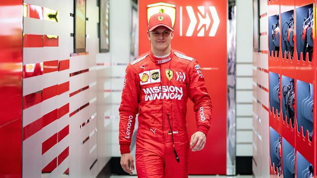 Un Schumacher vuelve a subirse a un Ferrari: así fue el estreno de Mick en la Fórmula 1 Un Schumacher vuelve a subirse a un Ferrari: así fue el estreno de Mick en la Fórmula 1