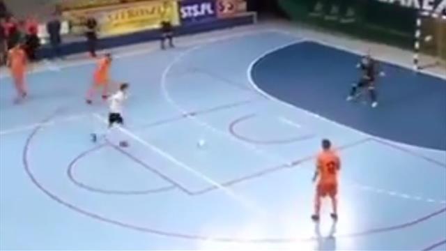 ¡Toma recurso! El golazo a lo Panenka en un doble penalti ¡Toma recurso! El golazo a lo Panenka en un doble penalti