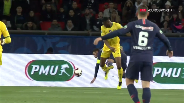 Nantes peut enrager, l'arbitre et le VAR ont oublié un penalty Nantes peut enrager, l'arbitre et le VAR ont oublié un penalty