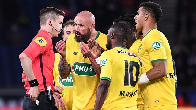 Derrien après PSG - Nantes : "Il faut arrêter de penser que les gros clubs sont protégés" Derrien après PSG - Nantes : "Il faut arrêter de penser que les gros clubs sont protégés"