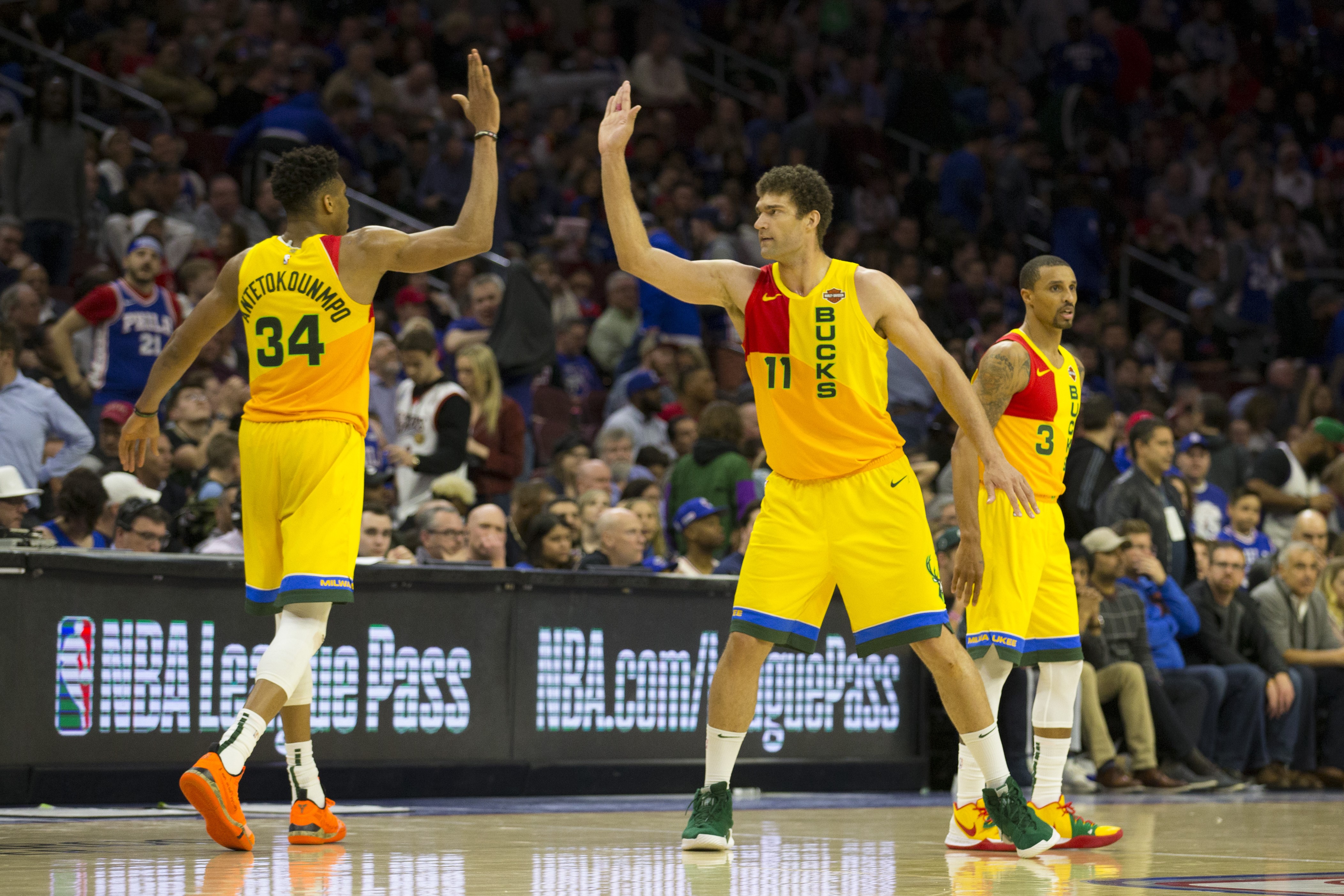 Giannis Antetokounmpo et Brook Lopez lors de Milwaukee - Philadelphie en NBA le 4 avril 2019