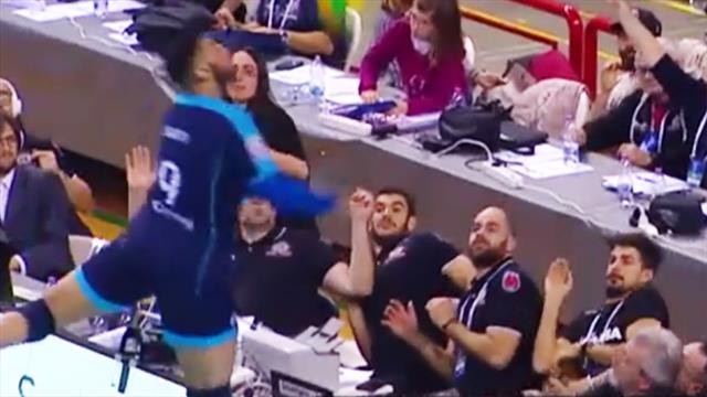 Spektakulärer Save reißt Fans von den Sitzen! Die Top 5 der CEV Champions League Spektakulärer Save reißt Fans von den Sitzen! Die Top 5 der CEV Champions League