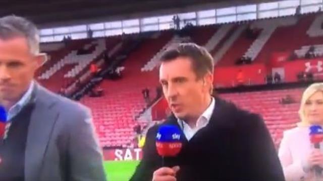 Невилл и Каррагер дослушали вопрос ведущей Sky Sports, развернулись и обсудили игру вдвоем