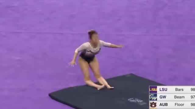 Видео для людей со стальными нервами: американская гимнастка сломала обе ноги при приземлении
