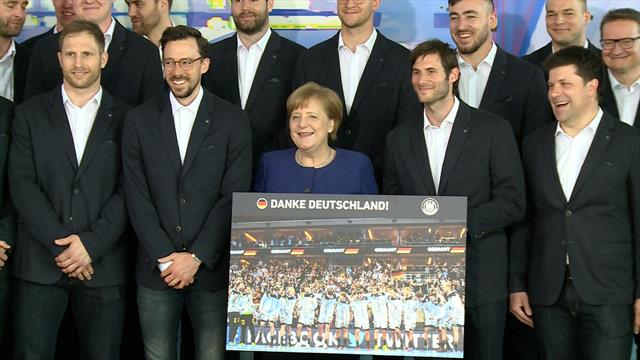 "Leidenschaft war groß": Merkel ehrt Handballer für Heim-WM
