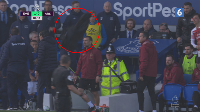 Tysk vrede! Smider Özil jakke efter Emery? Tysk vrede! Smider Özil jakke efter Emery?