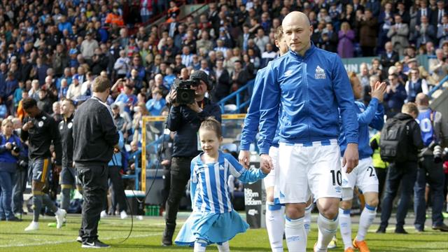 Premier League'den düşen Huddersfield kanser hastası küçük bir kızın umudu oldu