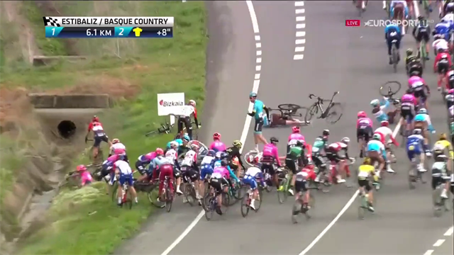 Bruttissima caduta a 6 km dall'arrivo: che botta per Alaphilippe e Thomas! Bruttissima caduta a 6 km dall'arrivo: che botta per Alaphilippe e Thomas!