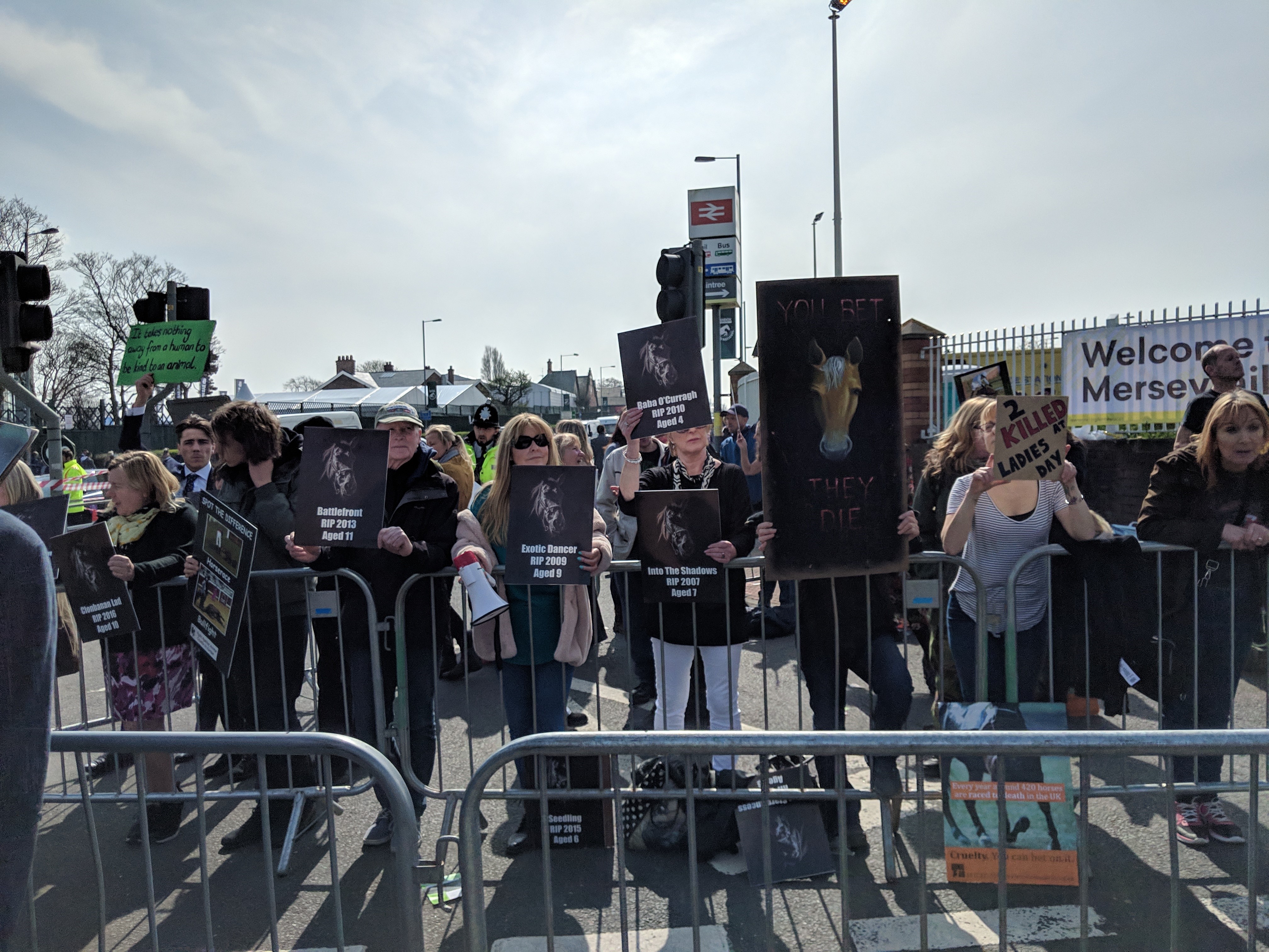 Hayvan hakları savunucuları hipodrom girişinde at ölümlerini protesto ettiler. (Bu görsel The Jockey Club'ın izniyle kullanılmıştır)