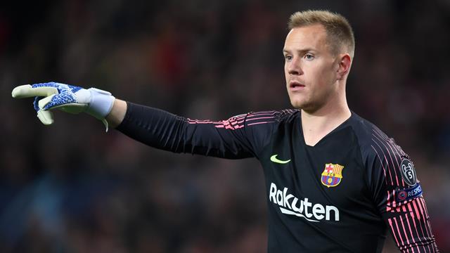 Touché au genou droit, Ter Stegen est forfait