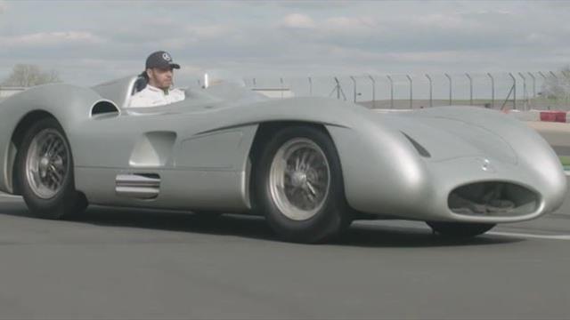 Kult-Rennwagen: Lewis Hamilton im Silberpfeil von 1955 Kult-Rennwagen: Lewis Hamilton im Silberpfeil von 1955