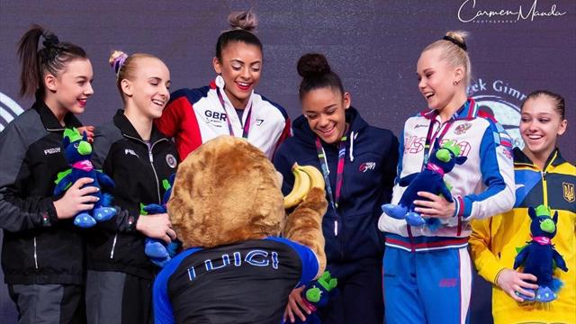 Маскот Европейского гимнастического союза вручил темнокожей чемпионке связку бананов