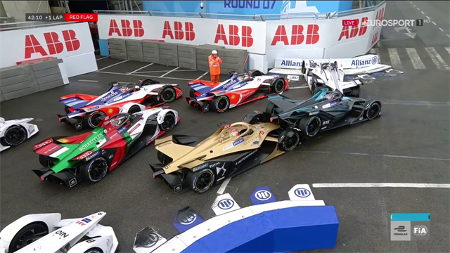 Maxi-incidente nell'EPrix di Roma: macchine accartocciate e bandiera rossa Maxi-incidente nell'EPrix di Roma: macchine accartocciate e bandiera rossa