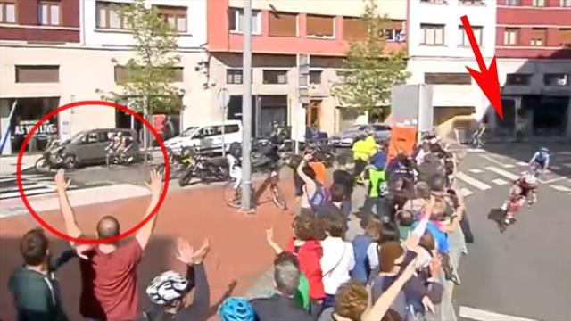 Motorrad leitet Feld vom Ziel weg! Aufreger bringt Buchmann um wichtige Sekunden Motorrad leitet Feld vom Ziel weg! Aufreger bringt Buchmann um wichtige Sekunden
