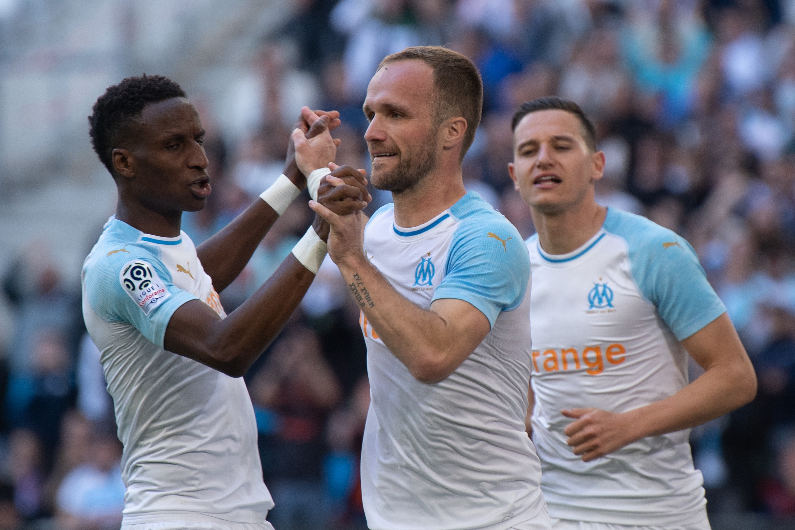 Bouna Sarr, Valère Germain et Florian Thauvin célèbrent la victoire de l'Olympique de Marseille sur Nîmes (2-1) en Ligue 1