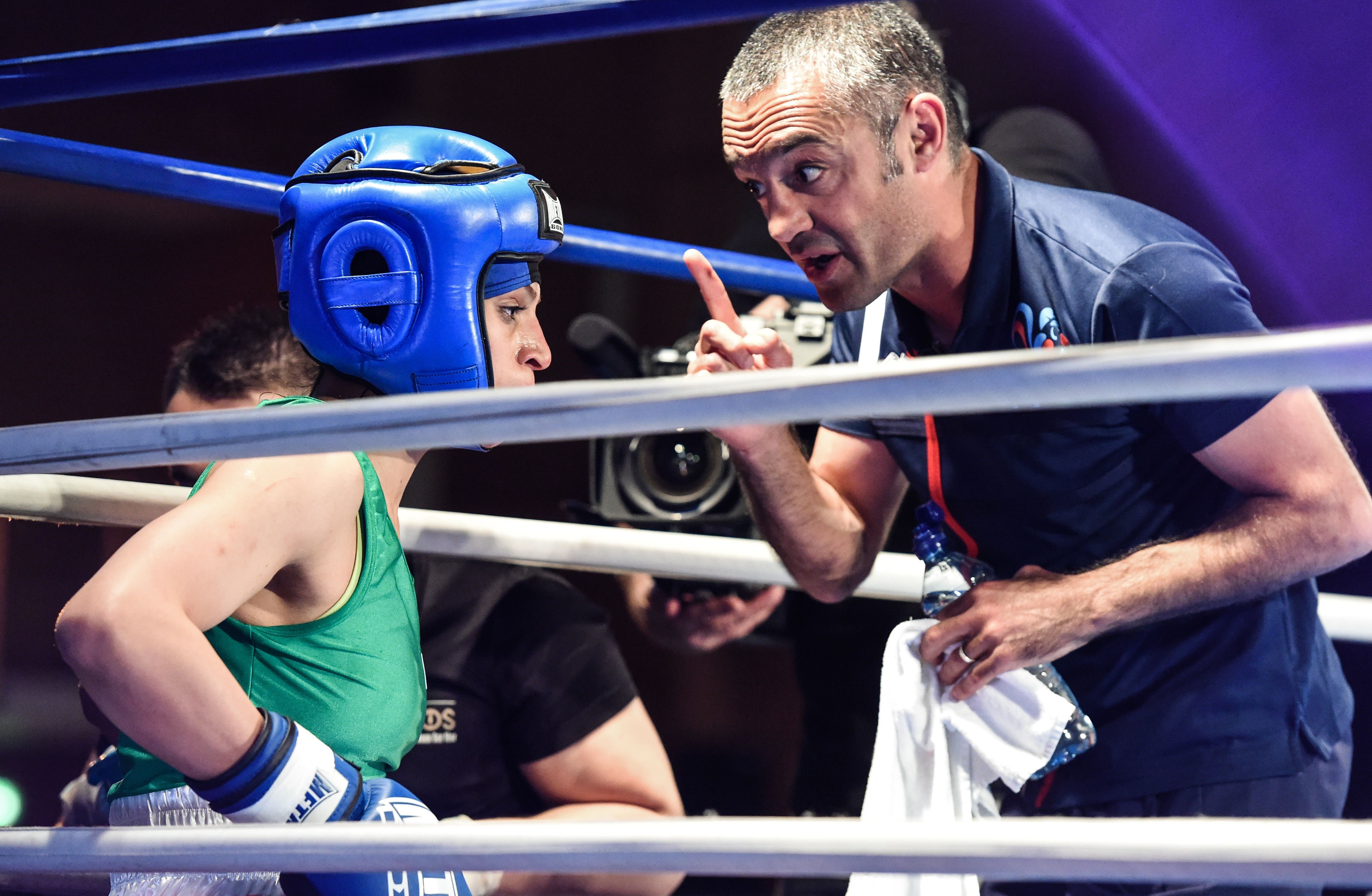 Mahyar Monshipour conseille Sadaf Khadem lors du premeir combat professionnel de la boxeuse à Royan