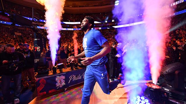 Embiid et le téléphone portable en plein match qui passe mal