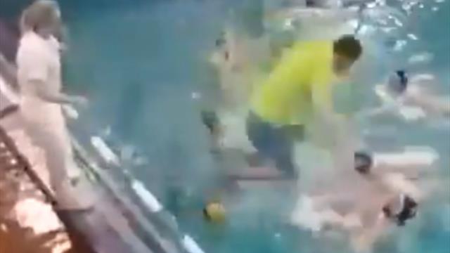 Тренер прыгнул в игрока двумя ногами во время драки в любительской лиге Москвы