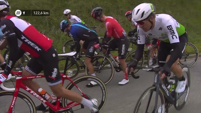 'More difficulties' - crash in the peloton during Paris-Roubaix 'More difficulties' - crash in the peloton during Paris-Roubaix