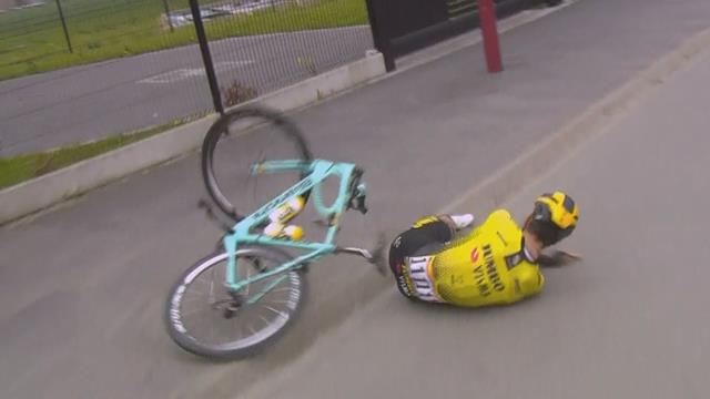 Van Aert suffers heavy crash just after changing his bike Van Aert suffers heavy crash just after changing his bike
