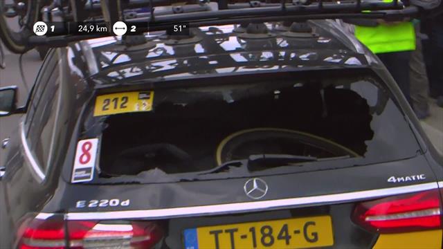 Paris - Roubaix: Fahrer crasht in die Heckscheibe Paris - Roubaix: Fahrer crasht in die Heckscheibe
