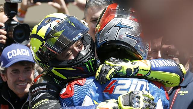 Marquez fa harakiri, Rins vince davanti a Valentino Rossi. Dovizioso 4°, è in testa al mondiale