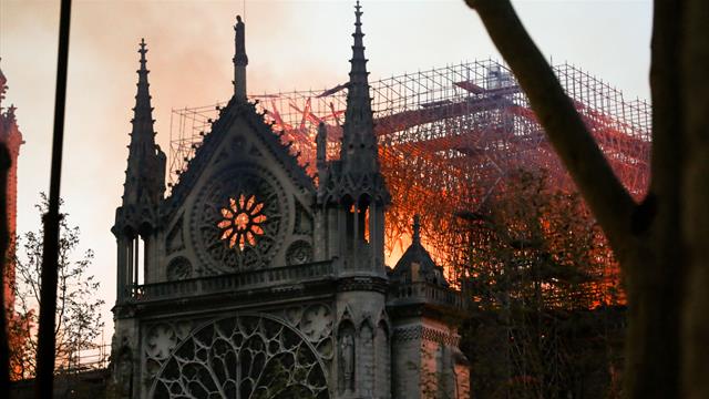 Il mondo dello sport abbraccia Parigi e Notre Dame: “Queste immagini spezzano il cuore”
