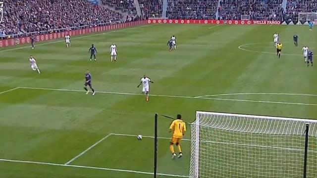 Безумный автогол из MLS: мяч летел мимо, но голкипер подправил его в ворота