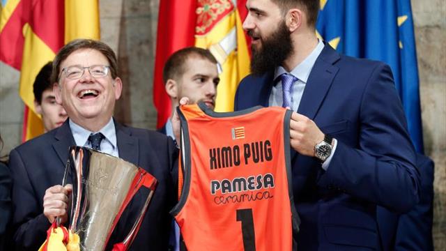 El Valencia ofrece su cuarta Eurocopa a las instituciones acompañado por su afición