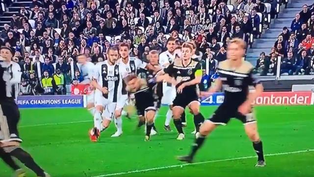 La moviola di Juventus-Ajax 1-2: Bonucci rischia per una manata a Veltman, mano di Blind era rigore?