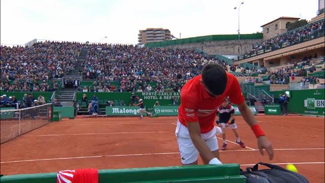 Monte-Carlo - Djokovic fracasse sa raquette face à Kohlschreiber Monte-Carlo - Djokovic fracasse sa raquette face à Kohlschreiber