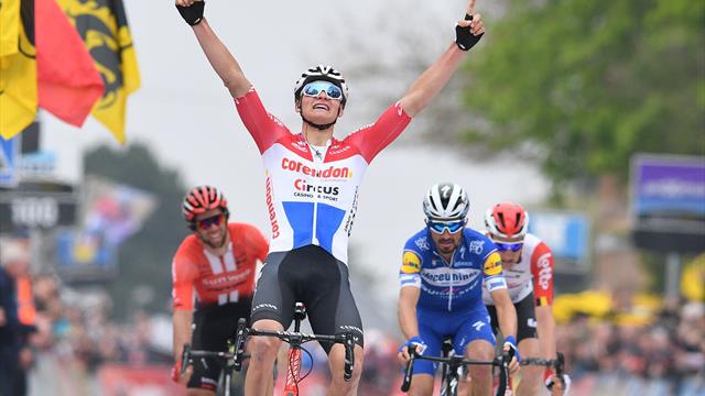 Intenable, van der Poel mate Alaphilippe et rejoint son père au palmarès