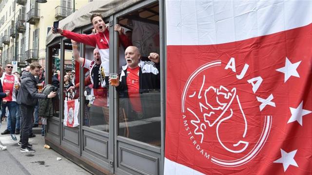 La Policía denuncia a 54 ultras del Ajax armados con machetes y cuchillos