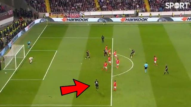 Offside clamoroso di Kostic in Eintracht-Benfica: non c'è la Var e Orsato convalida il gol