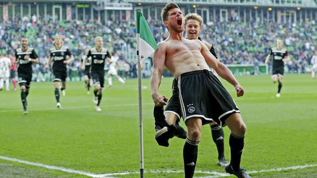 Erst Tor, dann Platzverweis: Huntelaar bei Ajax-Sieg im Mittelpunkt Erst Tor, dann Platzverweis: Huntelaar bei Ajax-Sieg im Mittelpunkt