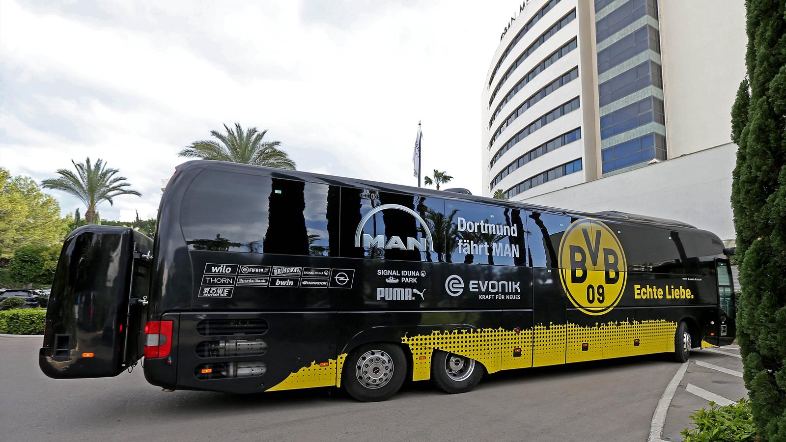 Mannschaftsbus Bvb Mannschaftsbus Bvb