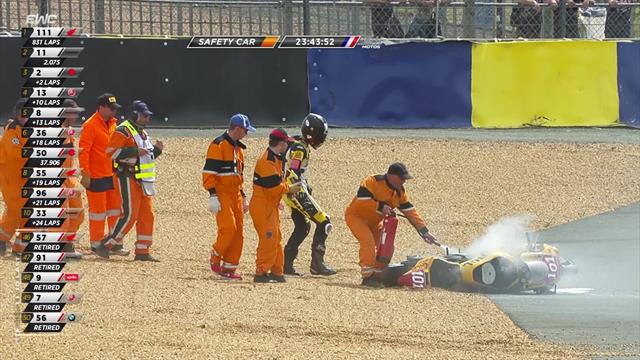 Moteur explosé, pilote à terre et moto en flammes : l'accident qui a provoqué l'entrée du safety car Moteur explosé, pilote à terre et moto en flammes : l'accident qui a provoqué l'entrée du safety car