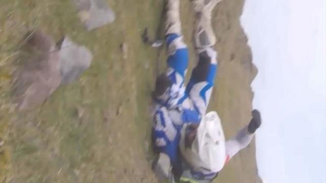 Мотогонщик рухнул с 15-метровой скалы и чудом выжил