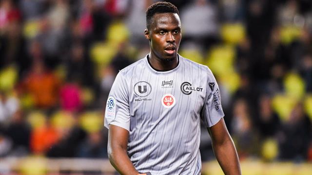 Blessé à la main gauche, Mendy rentre en France