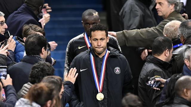 Neymar agrede a un aficionado que le increpaba en la grada