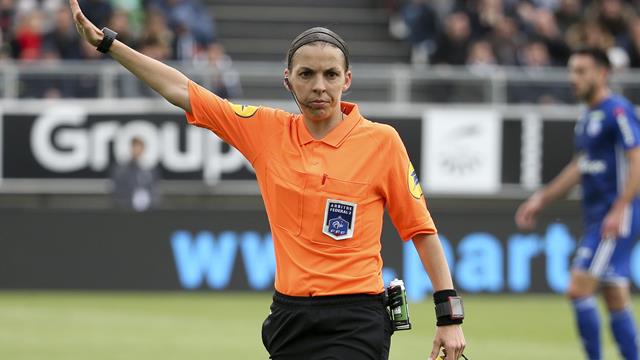 Stéphanie Frappart devient la première femme à arbitrer en Ligue 1