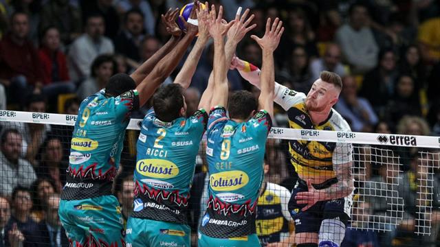 Perugia vola in Finale Scudetto dopo la battaglia campale con Modena! Zaytsev ko
