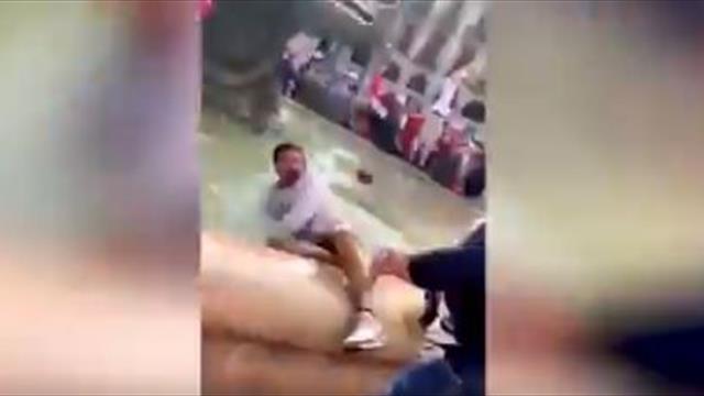 Фанаты «Ливерпуля» устроили беспорядки в Барселоне, толкая местных жителей в фонтан