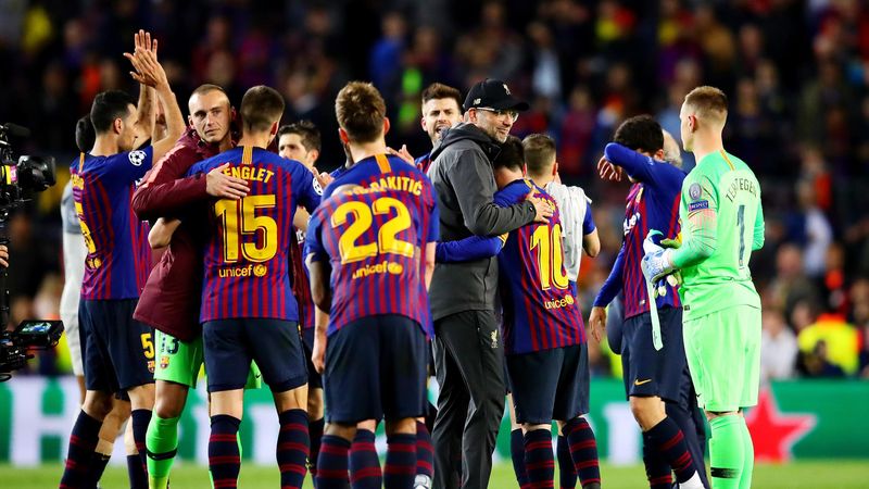 Jürgen Klopp (casquette sur la tête) embrasse Lionel Messi après la victoire du Barça devant Liverpool (3-0), en demi-finale aller de la Ligue des champions.